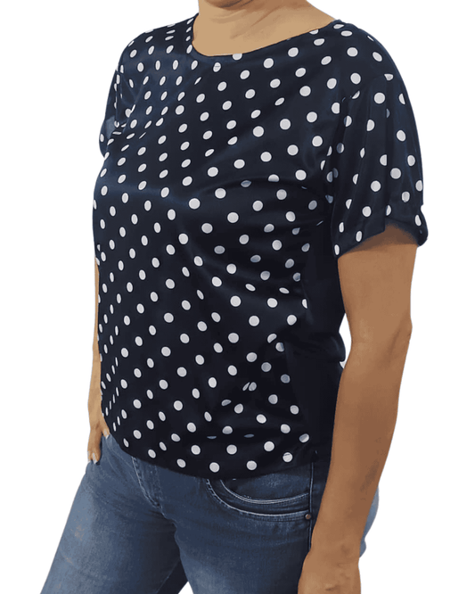 Blusa Azul Marino Con Detalles de Círculos Blancos Modelo 2