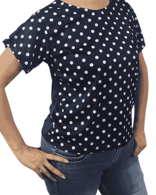 Blusa Azul Marino Con Detalles de Círculos Blancos Modelo 2